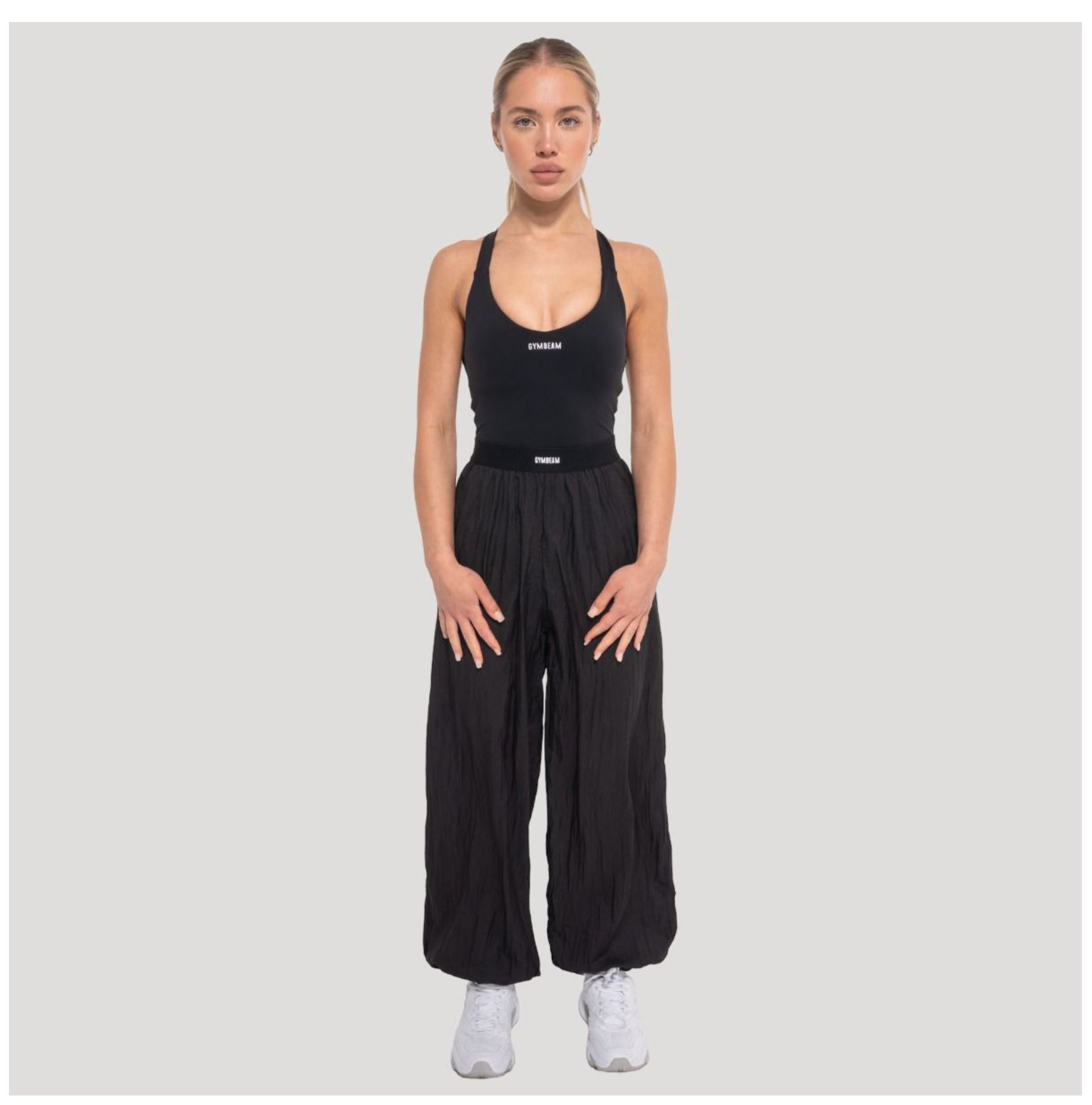 GymBeam FLOW Oversize Damenhose schwarz transparentes Design Sporthose luftig locker Gr. S