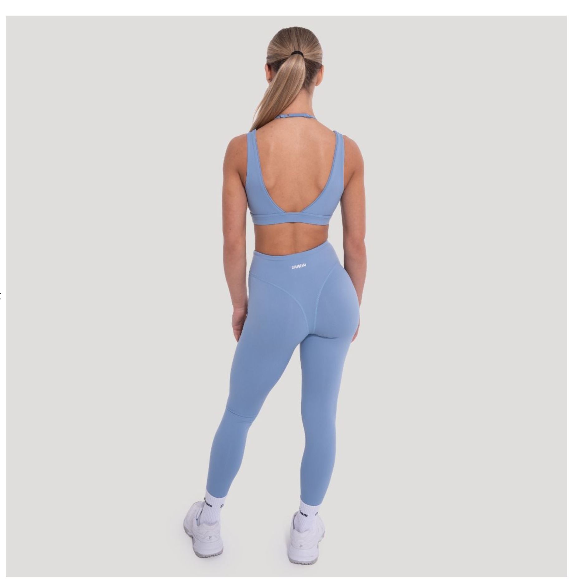 GymBeam Sport-BH FLOW Azurblau zweilagiges Design Fitness-BH mit Stützkraft & V-Ausschnitt Gr. L