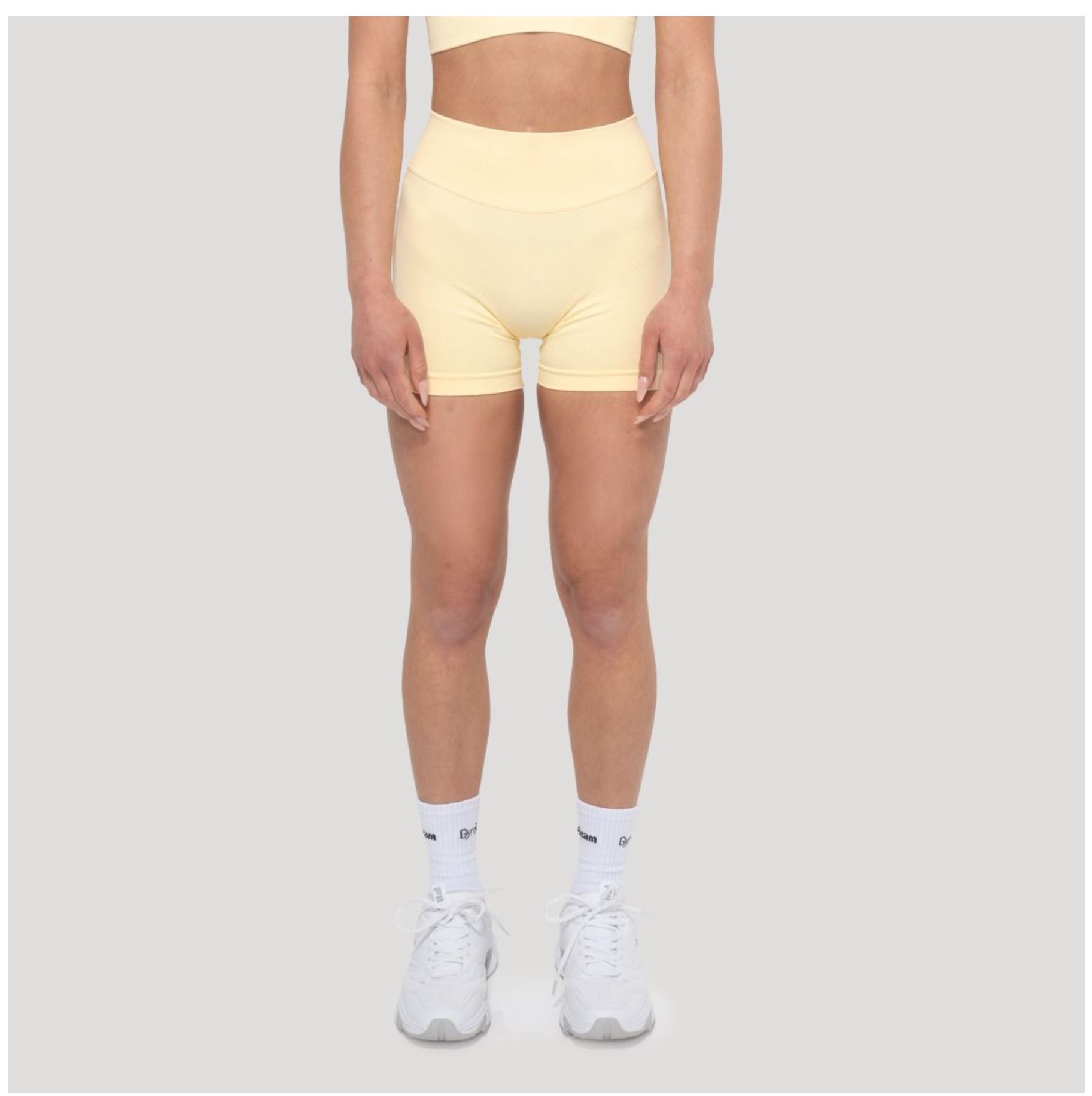 GymBeam LUMA Shorts Sportshorts für Frauen nahtloses Design Scrunchshorts Gelb Gr. S