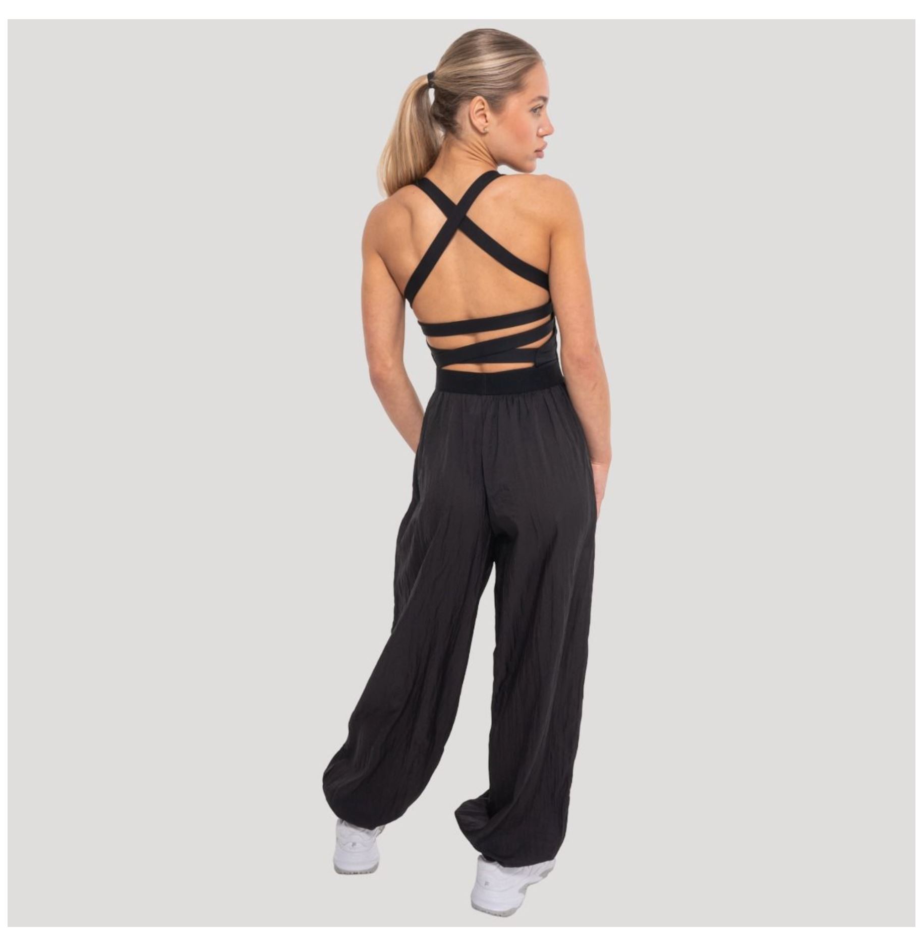 GymBeam FLOW Oversize Damenhose schwarz transparentes Design Sporthose luftig locker Gr. S