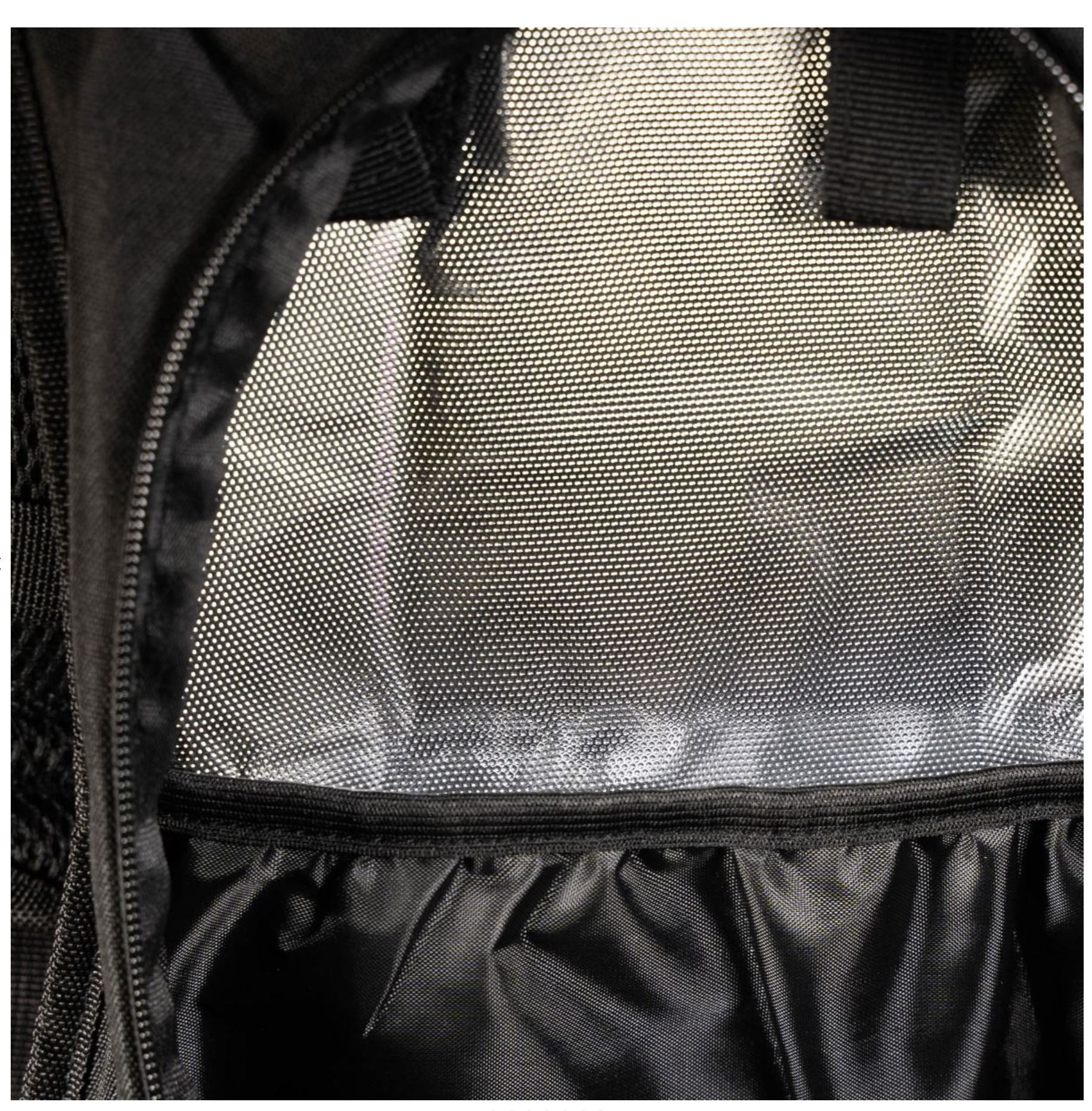 GymBeam Wasserrucksack Trail Hydropack Wanderrucksack mit Wasserbeutel 2 Liter Trinkrucksack