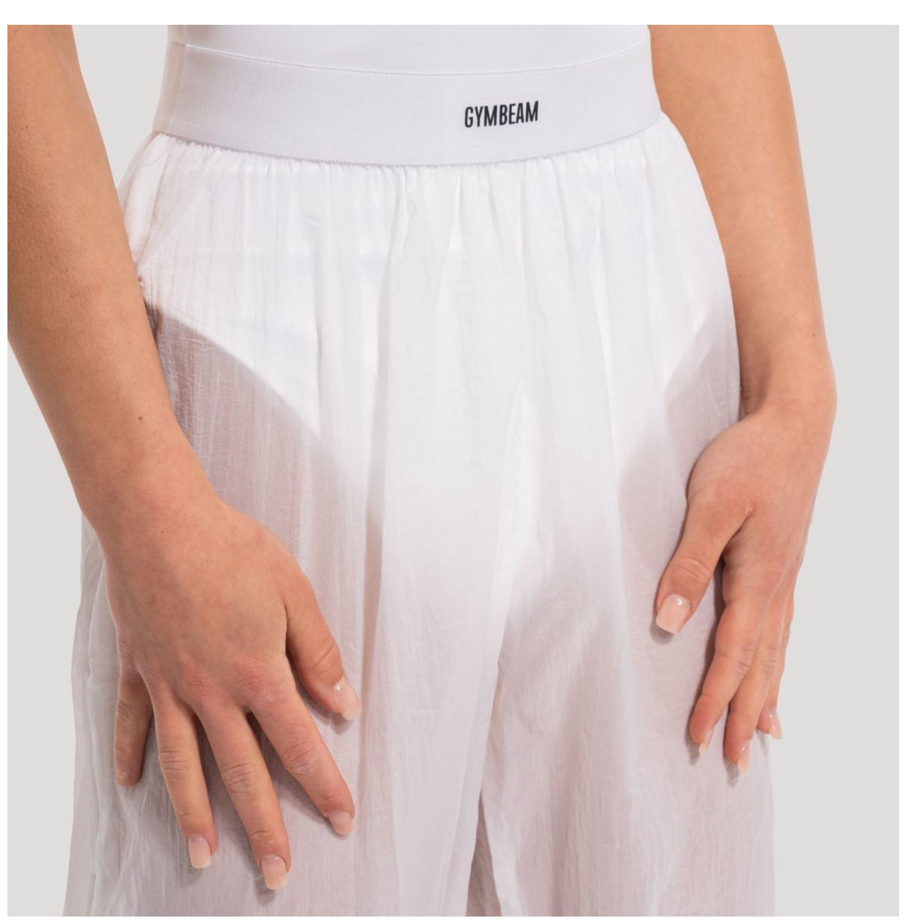 GymBeam FLOW Oversize Damenhose weiß transparentes Design Sporthose luftig locker Gr. S
