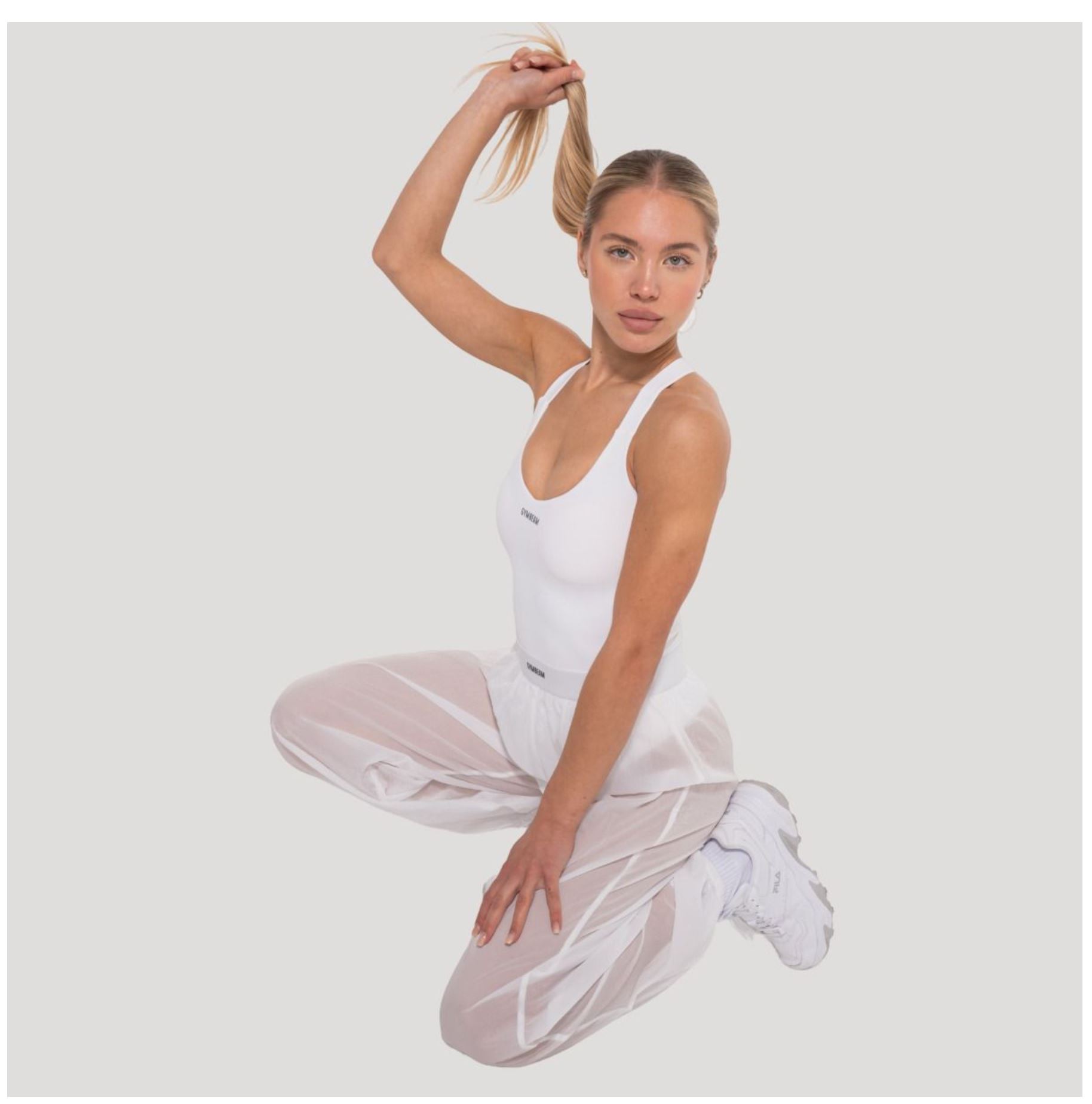 GymBeam FLOW Oversize Damenhose weiß transparentes Design Sporthose luftig locker Gr. S