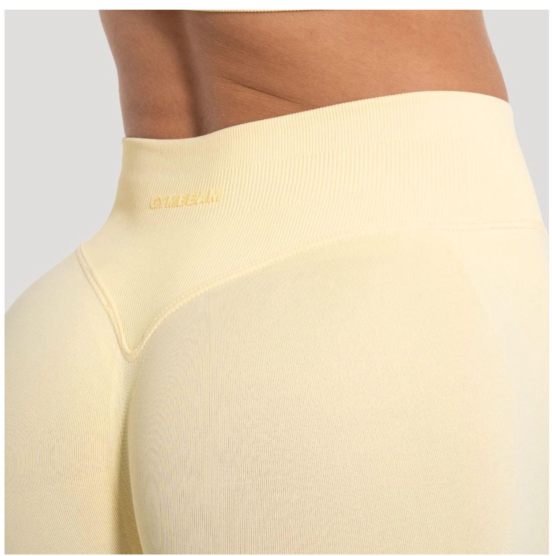 GymBeam LUMA Shorts Sportshorts für Frauen nahtloses Design Scrunchshorts Gelb Gr. S