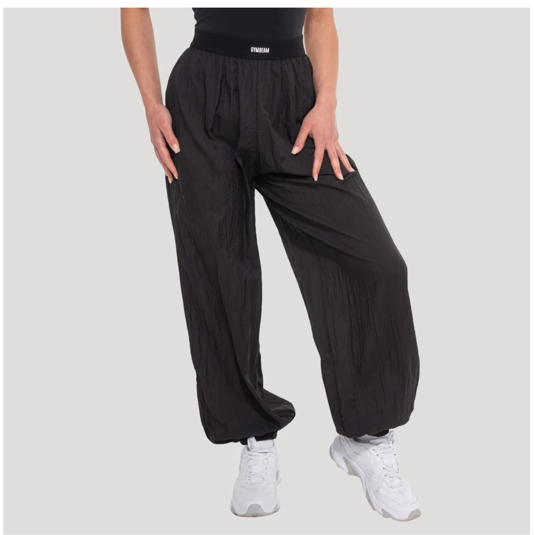 GymBeam FLOW Oversize Damenhose schwarz transparentes Design Sporthose luftig locker Gr. M